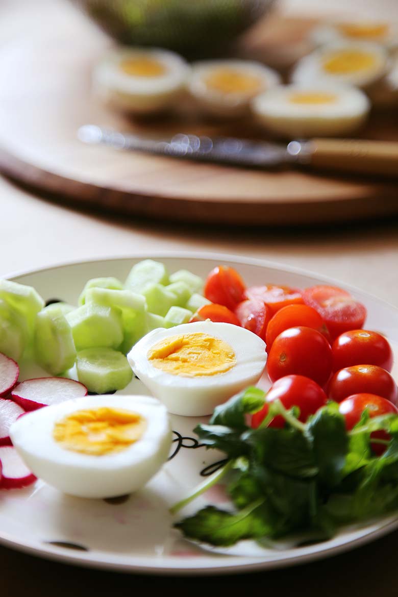 Hard Boiled Eggs Recipe, Time, Calories and Peeling Tips