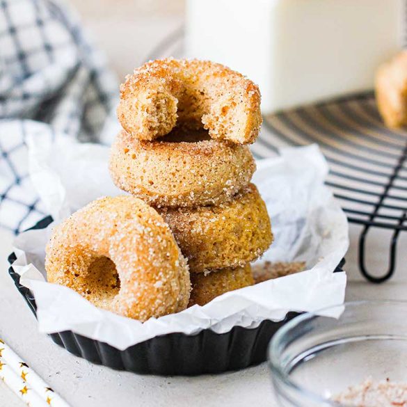 https://yummynotes.net/wp-content/uploads/2019/01/Cinnamon-Sugar-Mini-Donuts-Recipe-585x585.jpg