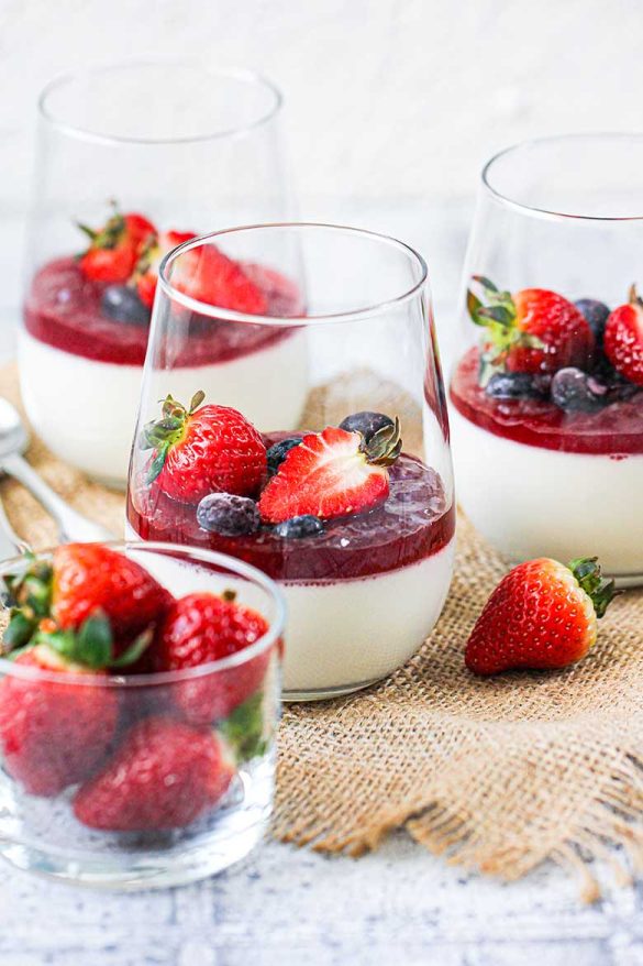 Vanilla Panna Cotta With Strawberry Sauce Recipe